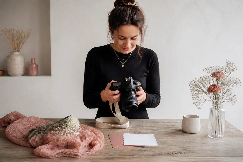 Appareil photo et accessoires de reportage de mariage — illustration générée par IA