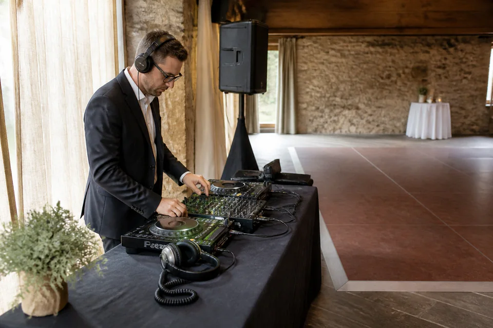 Préparation musicale d’une soirée de mariage — illustration générée par IA