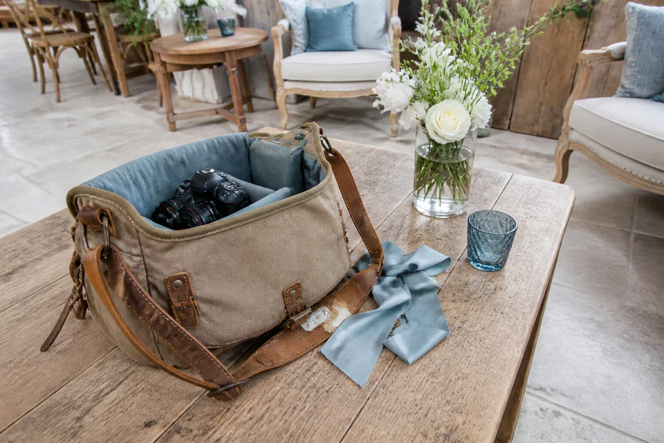 Appareil photo et accessoires de reportage de mariage — illustration générée par IA