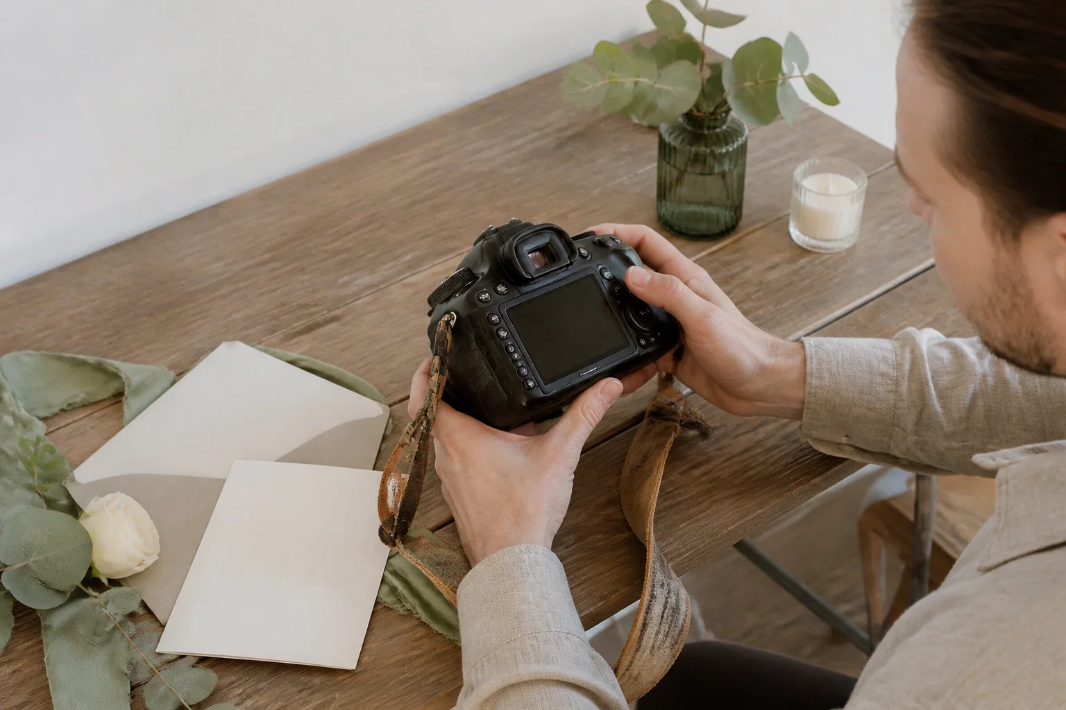Appareil photo et accessoires de reportage de mariage — illustration générée par IA