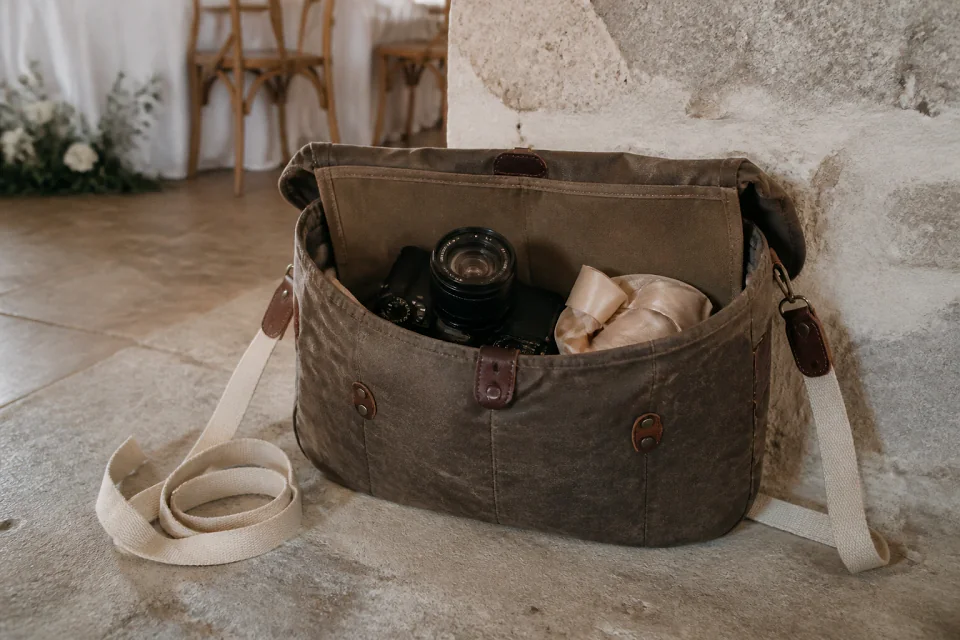 Appareil photo et accessoires de reportage de mariage — illustration générée par IA