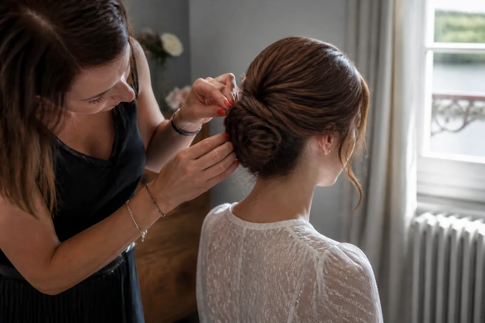 Coiffure de cérémonie vue pendant la préparation — illustration générée par IA