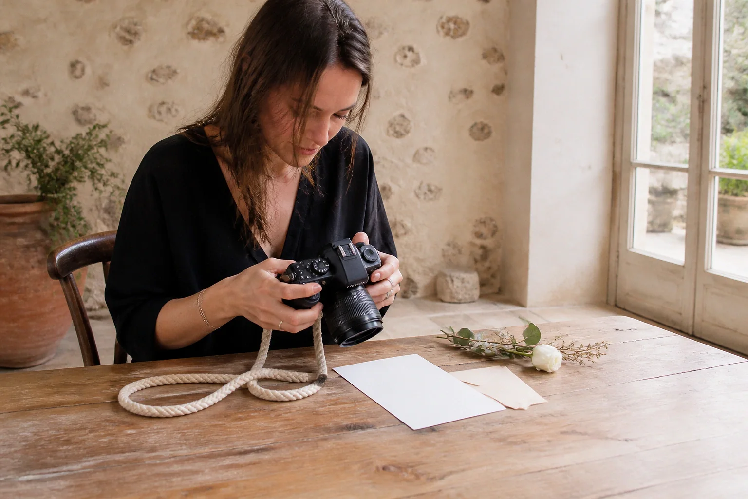 Appareil photo et accessoires de reportage de mariage — illustration générée par IA