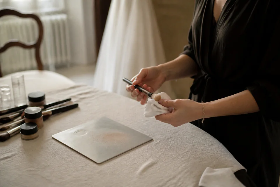 Préparation d’un maquillage de mariage — illustration générée par IA