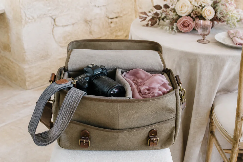 Appareil photo et accessoires de reportage de mariage — illustration générée par IA