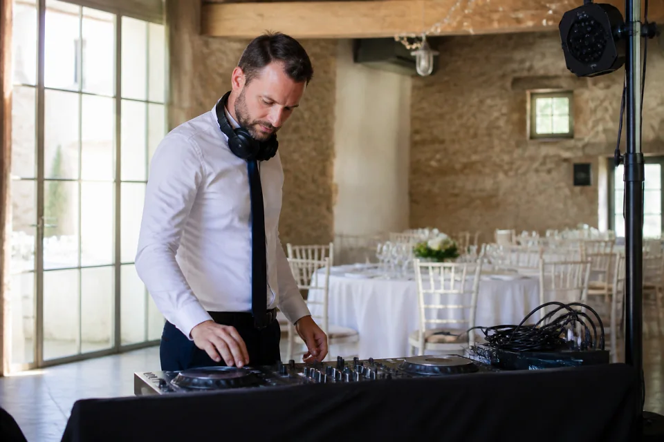 Préparation musicale d’une soirée de mariage — illustration générée par IA