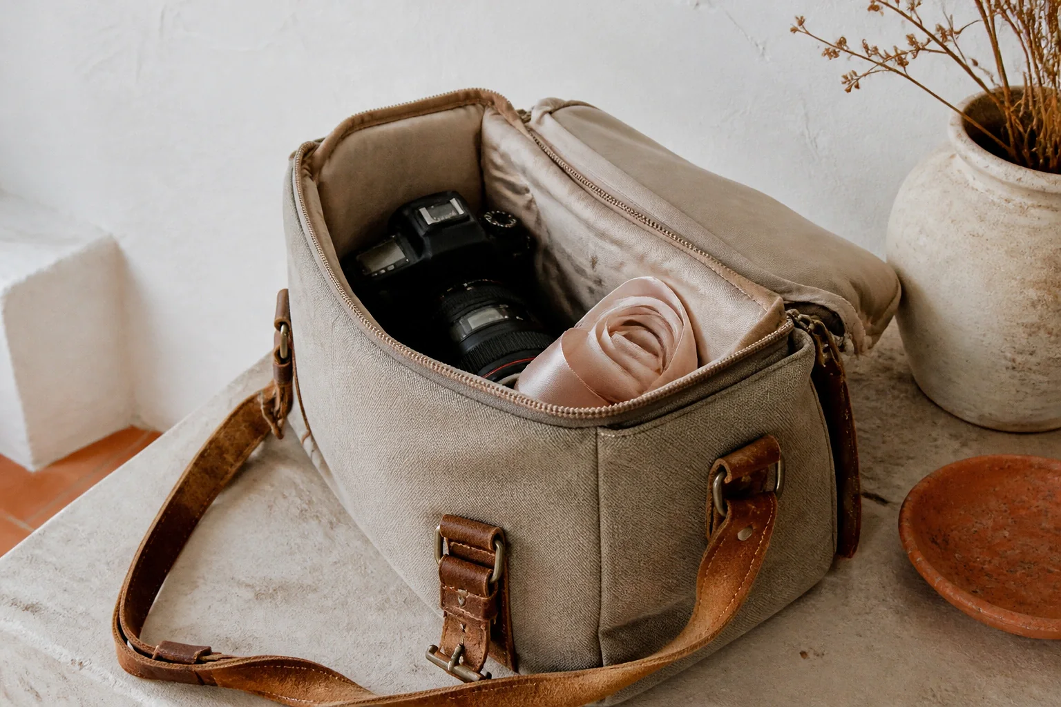 Appareil photo et accessoires de reportage de mariage — illustration générée par IA