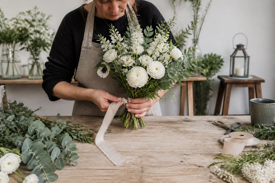 Préparation florale pour un mariage — illustration générée par IA