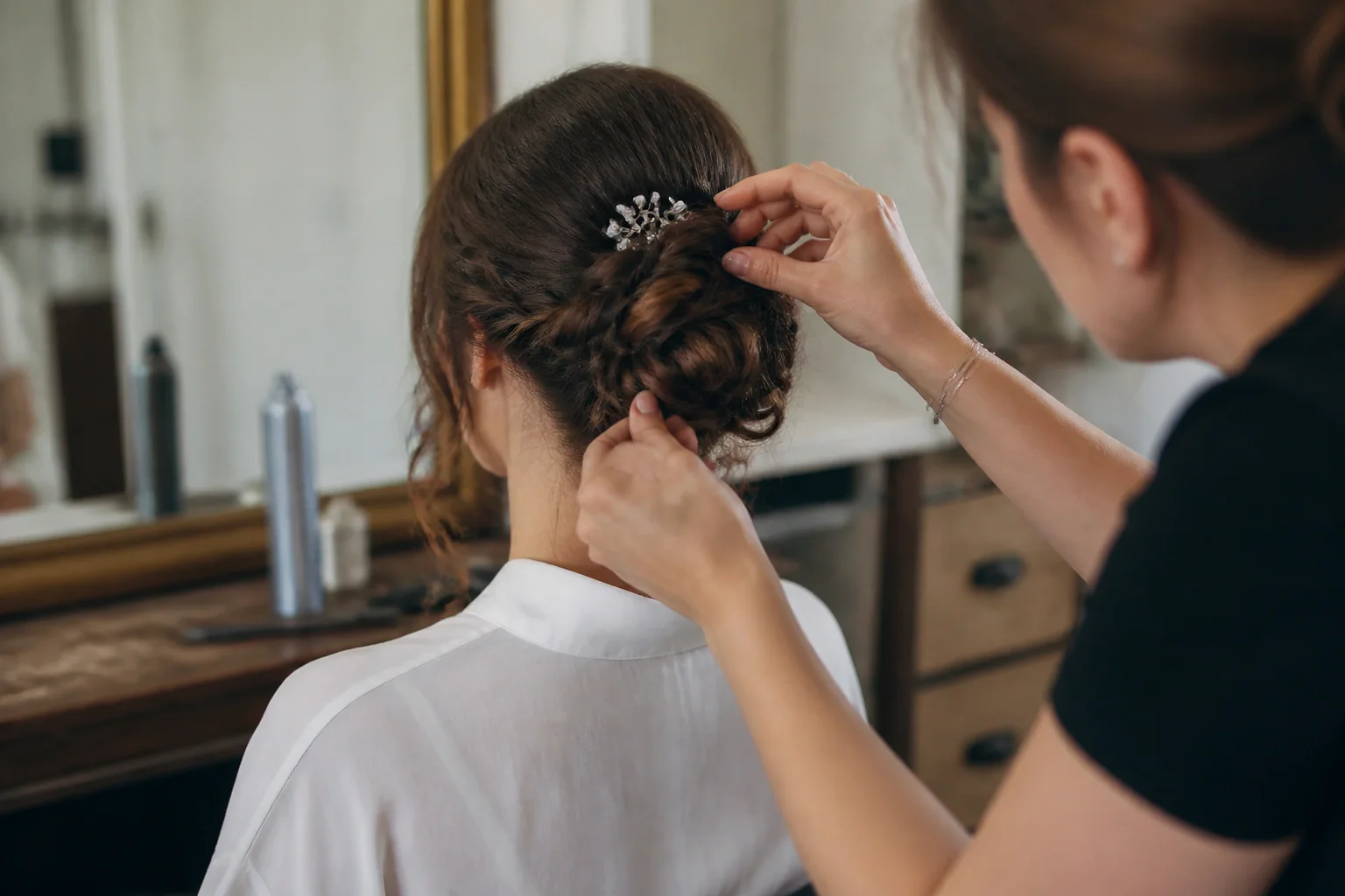 Coiffure de cérémonie vue pendant la préparation — illustration générée par IA
