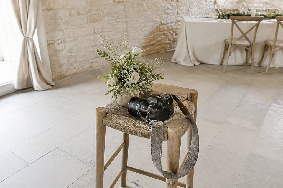 Appareil photo et accessoires de reportage de mariage — illustration générée par IA