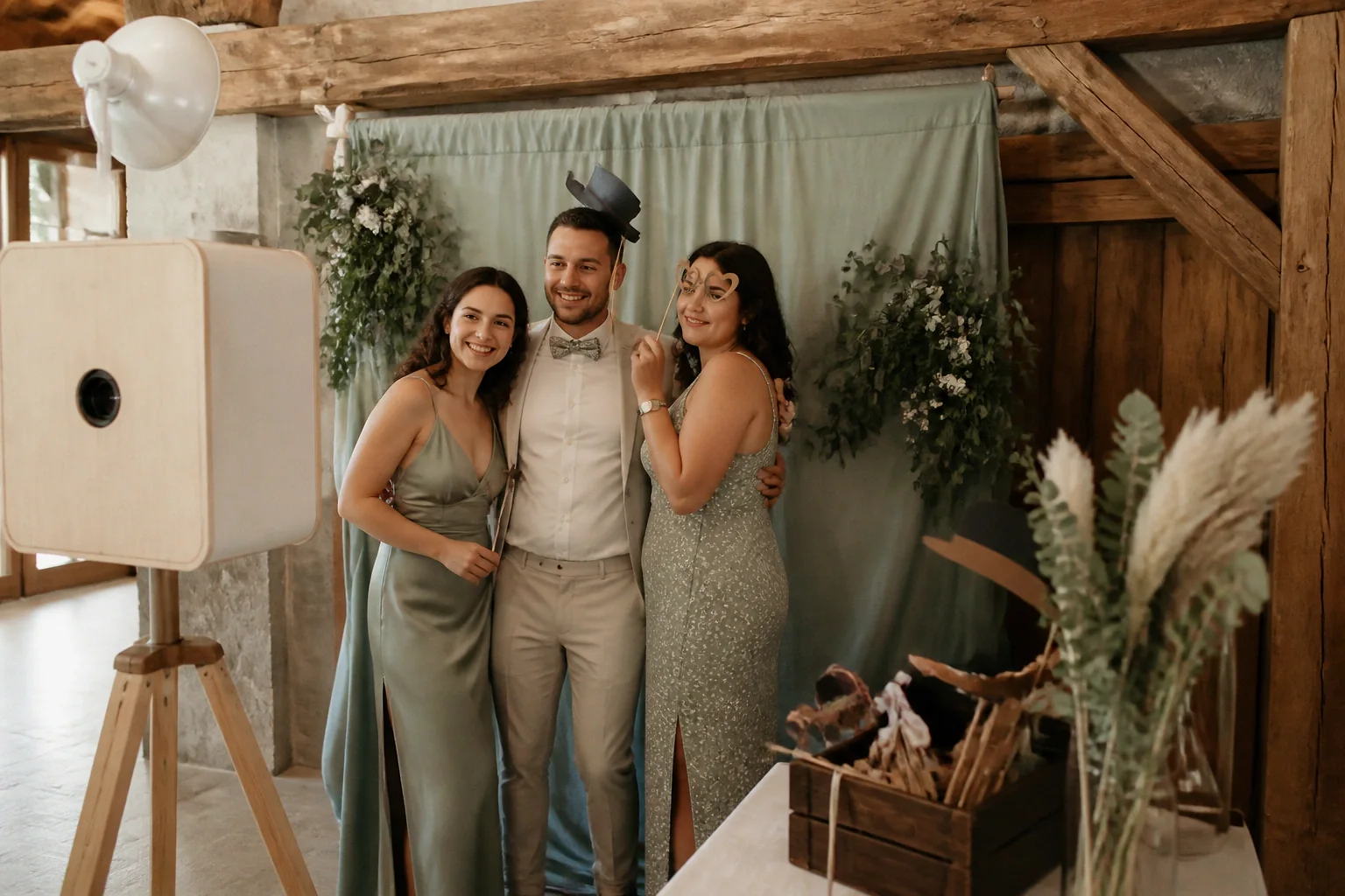 Borne photo installée pour une réception de mariage — illustration générée par IA