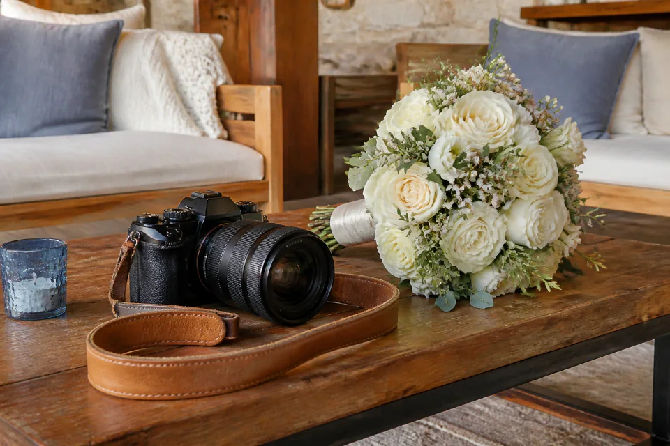 Appareil photo et accessoires de reportage de mariage — illustration générée par IA