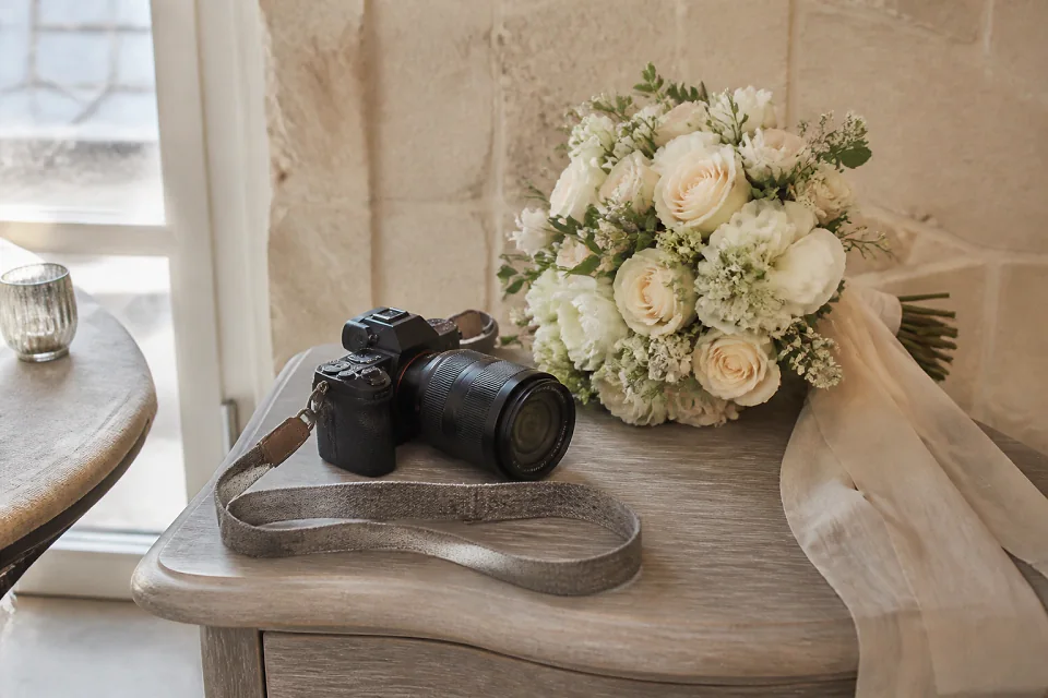 Appareil photo et accessoires de reportage de mariage — illustration générée par IA