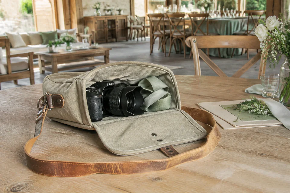 Appareil photo et accessoires de reportage de mariage — illustration générée par IA