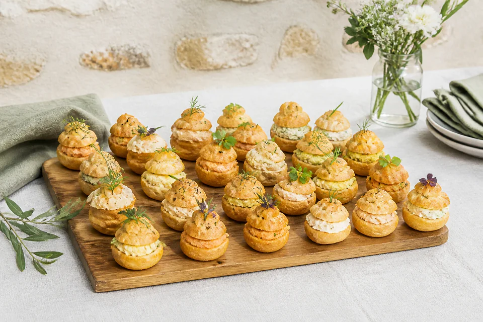 Préparations salées pour un cocktail de mariage — illustration générée par IA