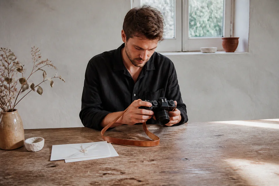 Appareil photo et accessoires de reportage de mariage — illustration générée par IA