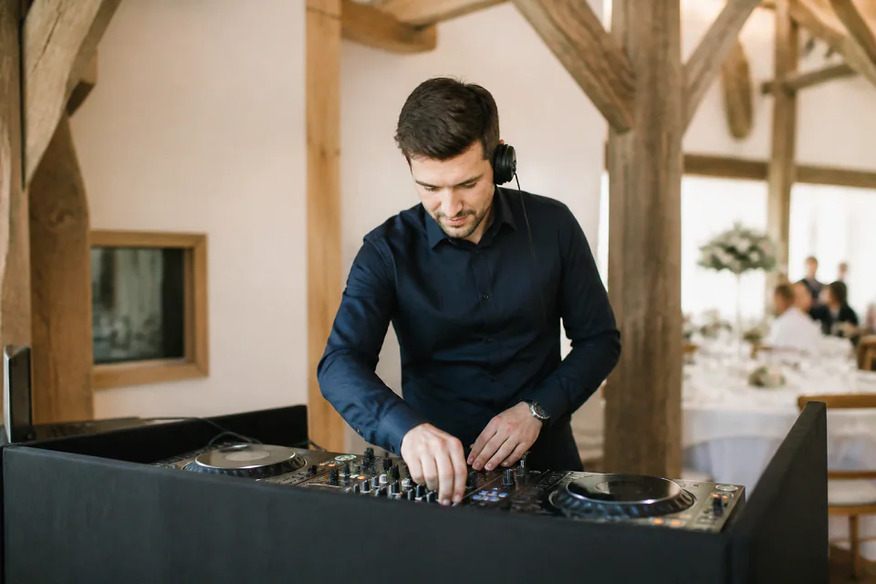 Préparation musicale d’une soirée de mariage — illustration générée par IA