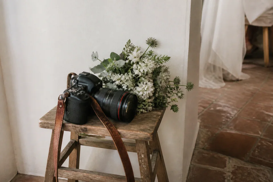 Appareil photo et accessoires de reportage de mariage — illustration générée par IA