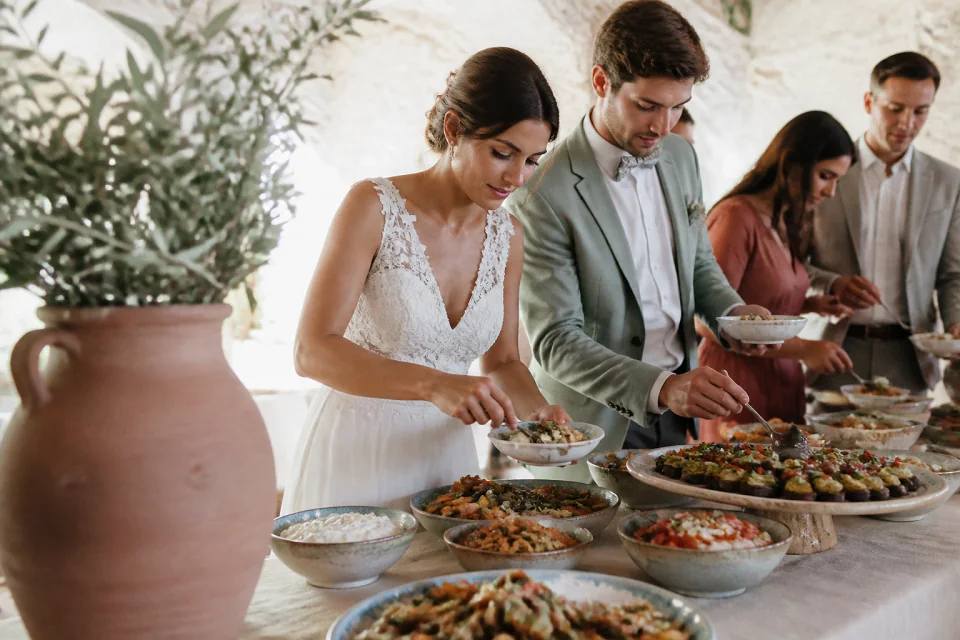 Préparations salées pour un cocktail de mariage — illustration générée par IA