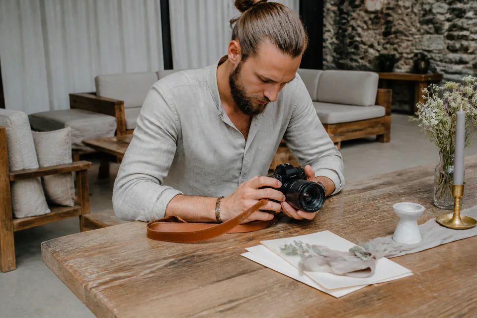 Appareil photo et accessoires de reportage de mariage — illustration générée par IA