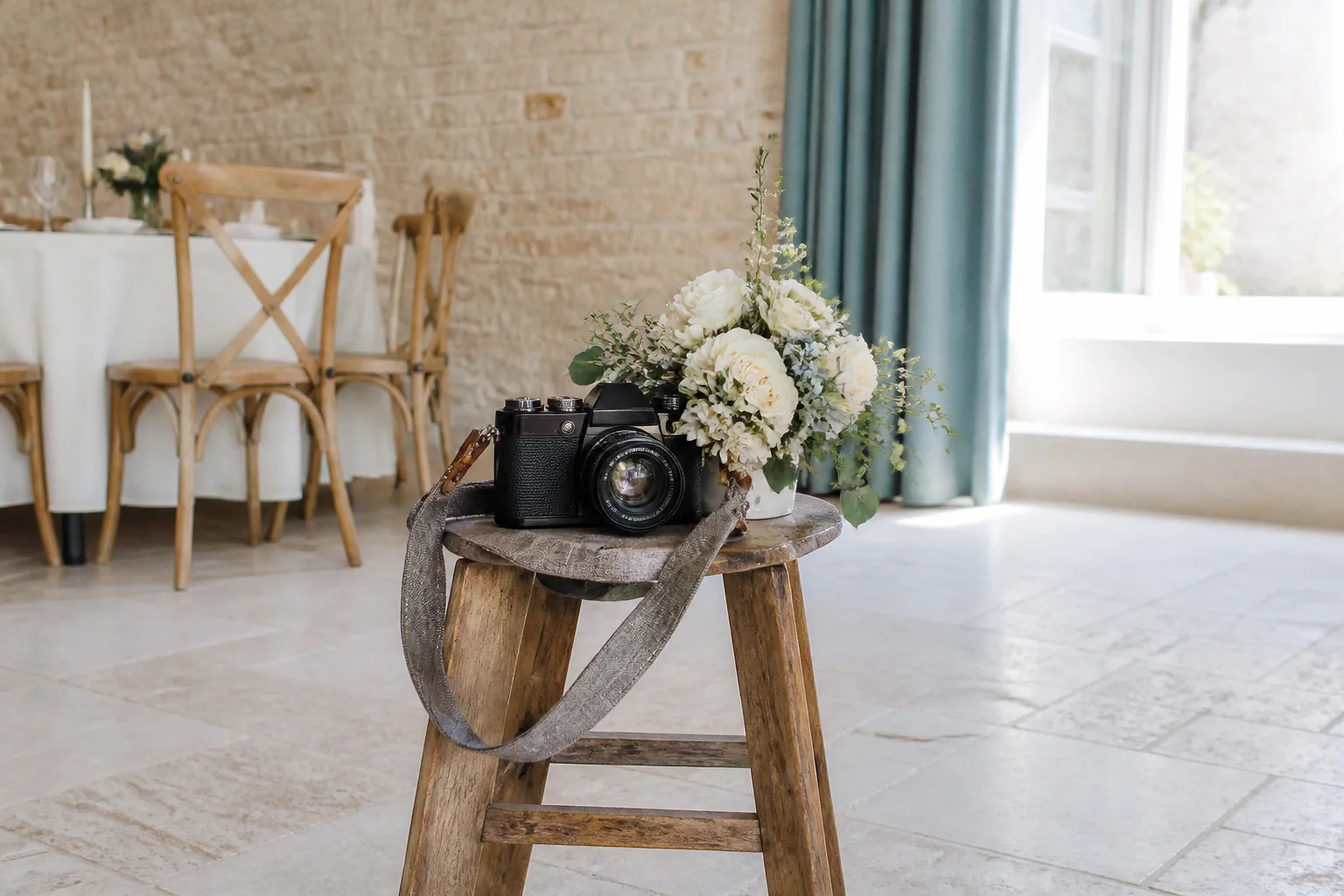 Appareil photo et accessoires de reportage de mariage — illustration générée par IA