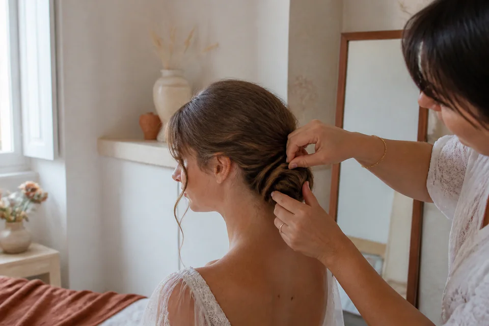 Coiffure de cérémonie vue pendant la préparation — illustration générée par IA