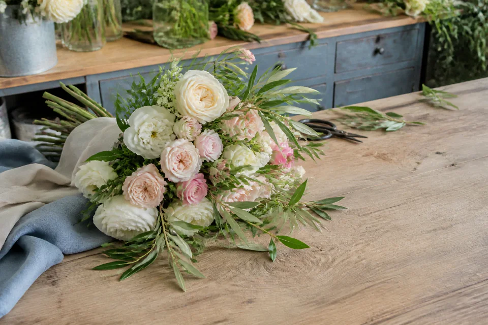 Préparation florale pour un mariage — illustration générée par IA