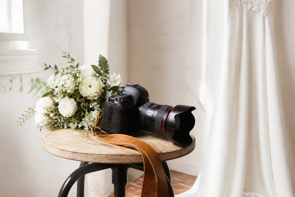 Appareil photo et accessoires de reportage de mariage — illustration générée par IA