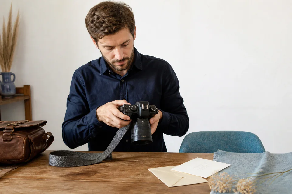 Appareil photo et accessoires de reportage de mariage — illustration générée par IA