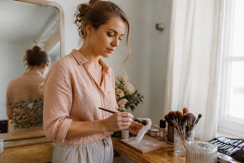 Préparation d’un maquillage de mariage — illustration générée par IA