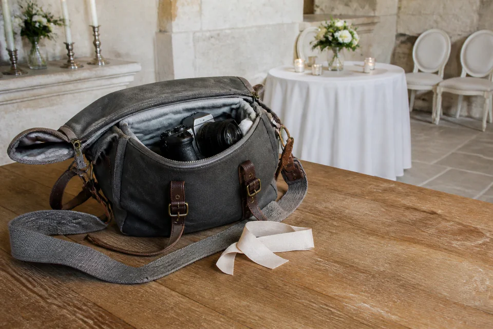 Appareil photo et accessoires de reportage de mariage — illustration générée par IA