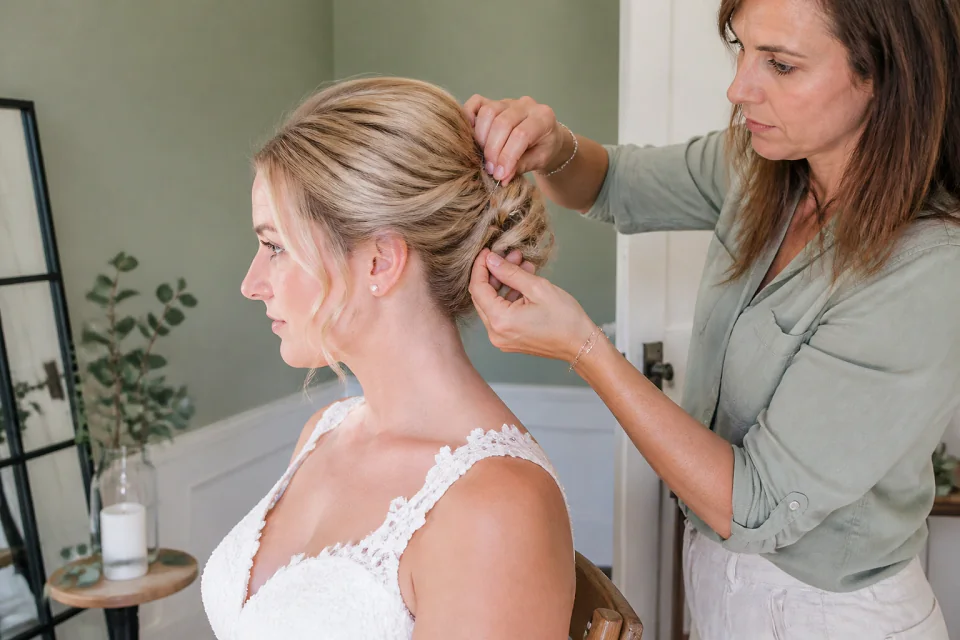Coiffure de cérémonie vue pendant la préparation — illustration générée par IA