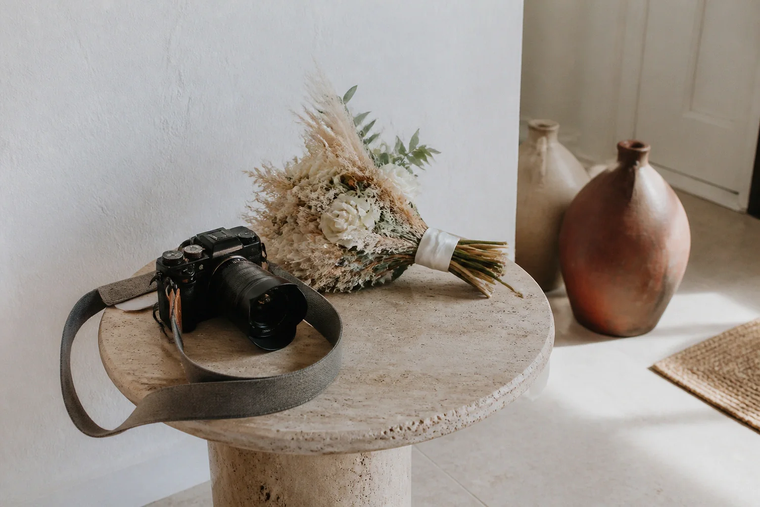 Appareil photo et accessoires de reportage de mariage — illustration générée par IA
