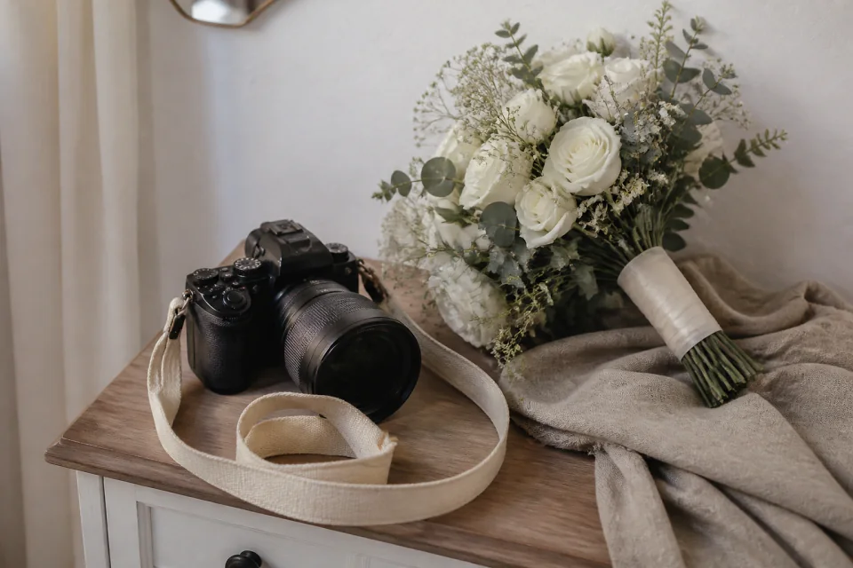 Appareil photo et accessoires de reportage de mariage — illustration générée par IA