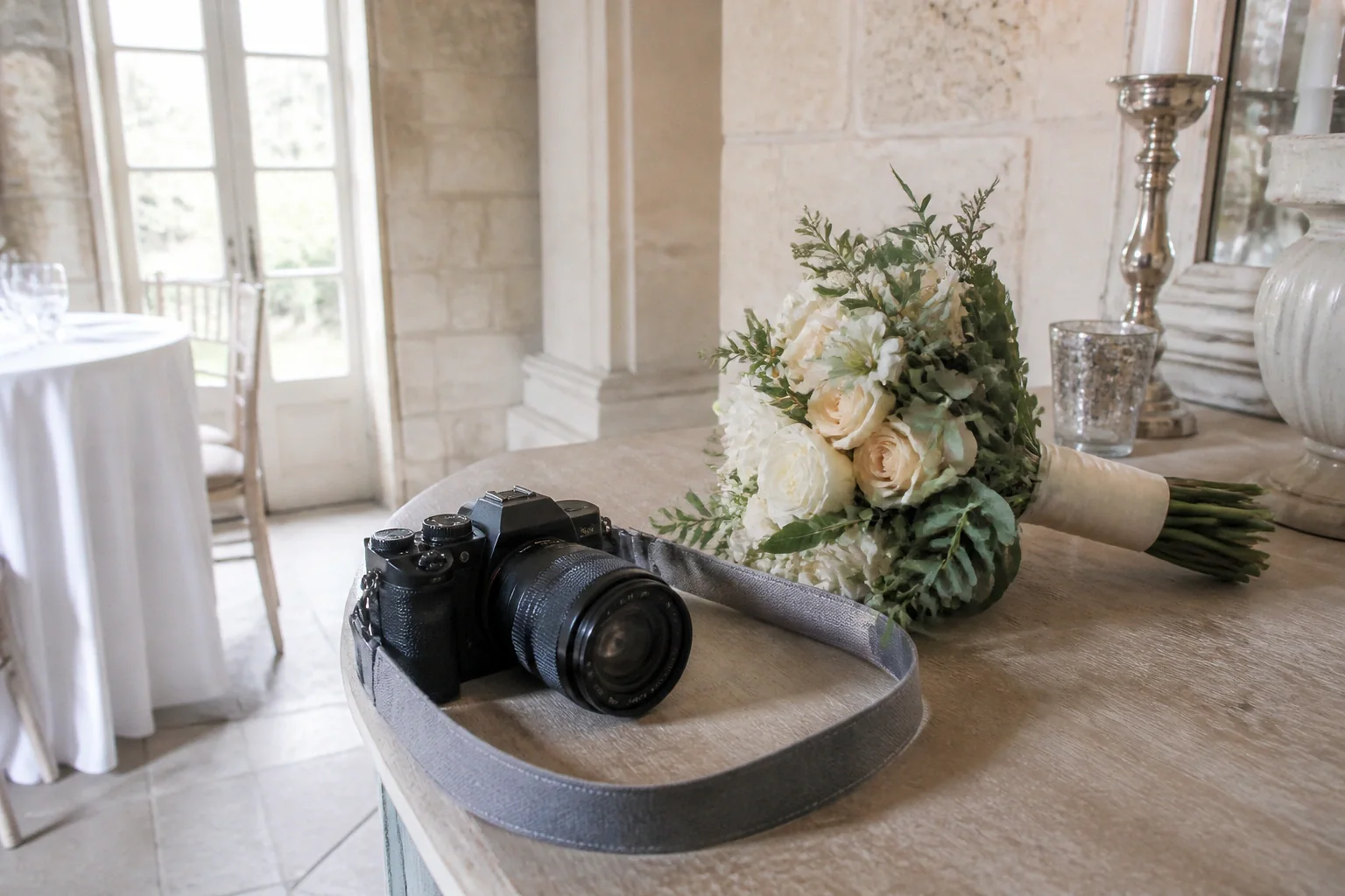 Appareil photo et accessoires de reportage de mariage — illustration générée par IA
