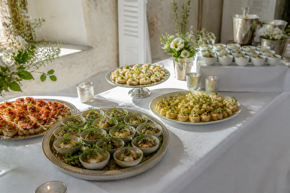 Préparations salées pour un cocktail de mariage — illustration générée par IA