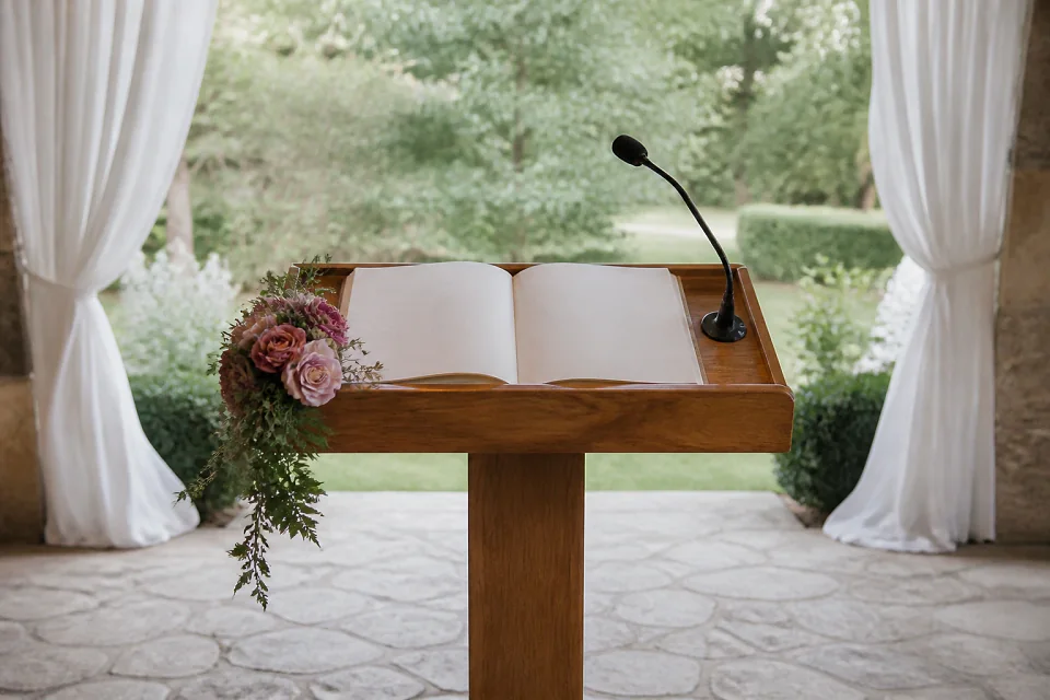 Préparation d’une cérémonie laïque de mariage — illustration générée par IA