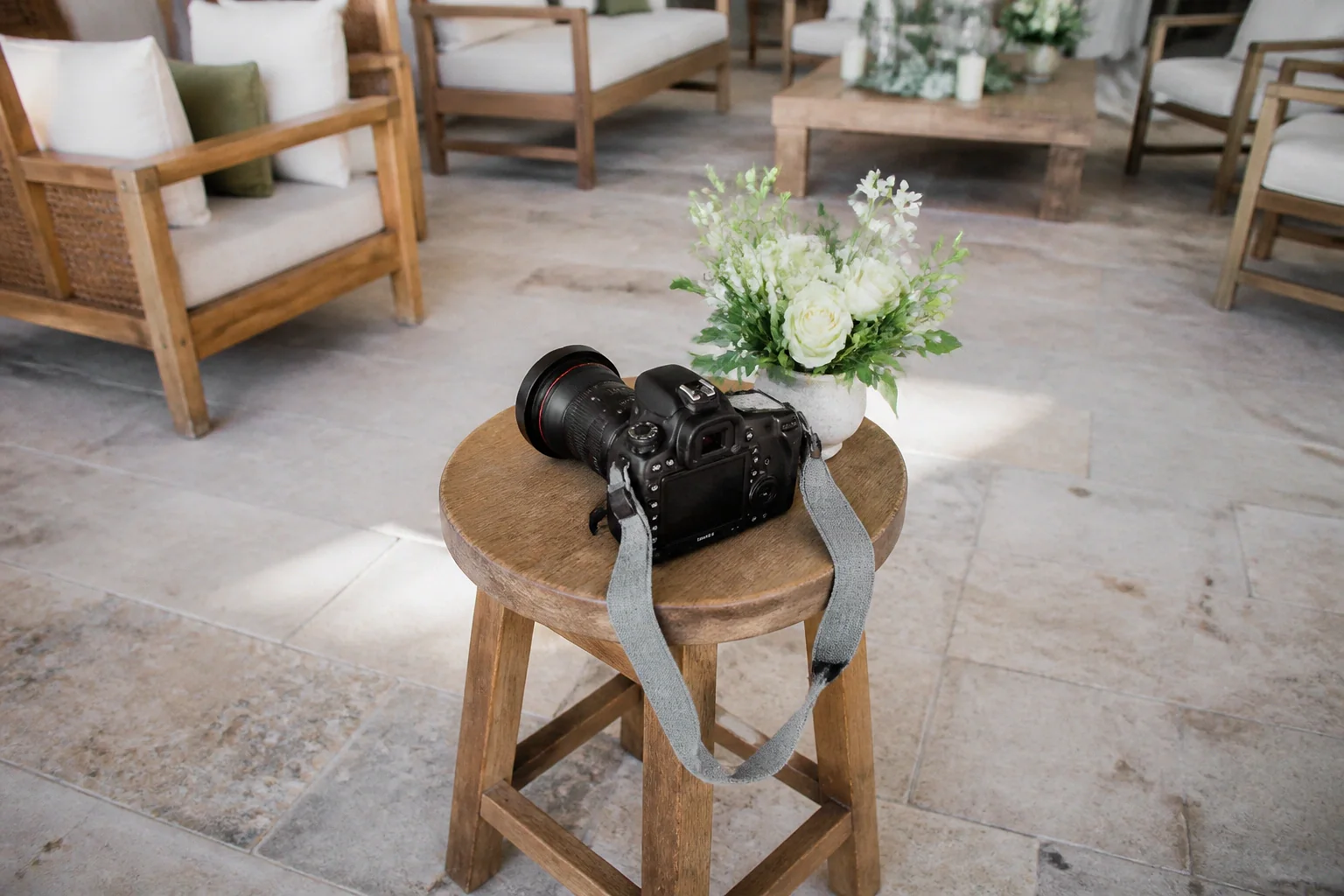 Appareil photo et accessoires de reportage de mariage — illustration générée par IA