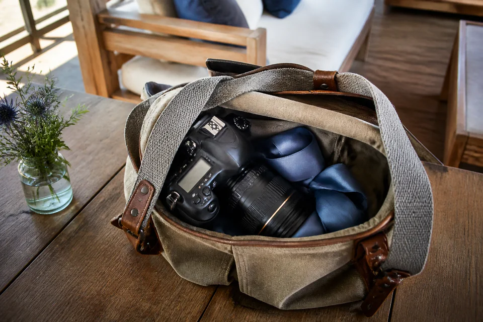 Appareil photo et accessoires de reportage de mariage — illustration générée par IA