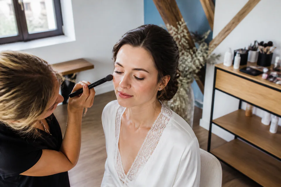 Préparation d’un maquillage de mariage — illustration générée par IA