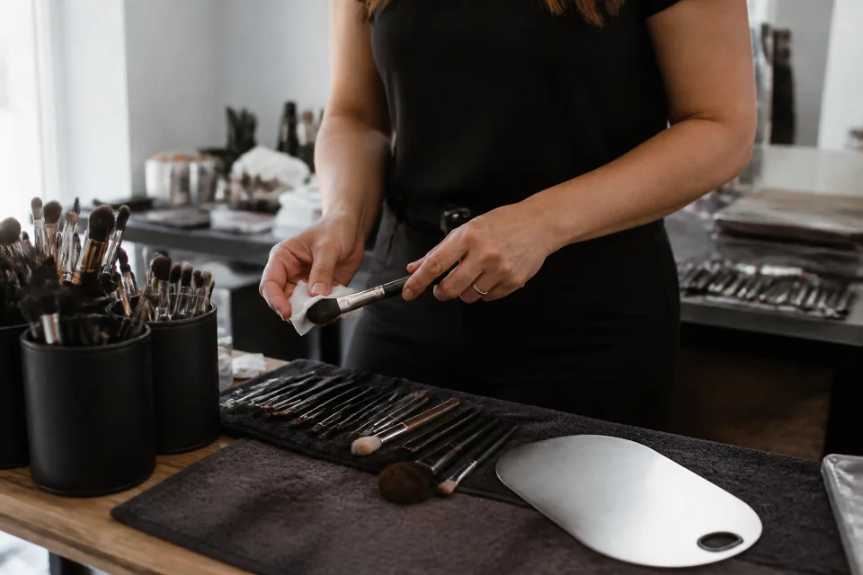 Préparation d’un maquillage de mariage — illustration générée par IA