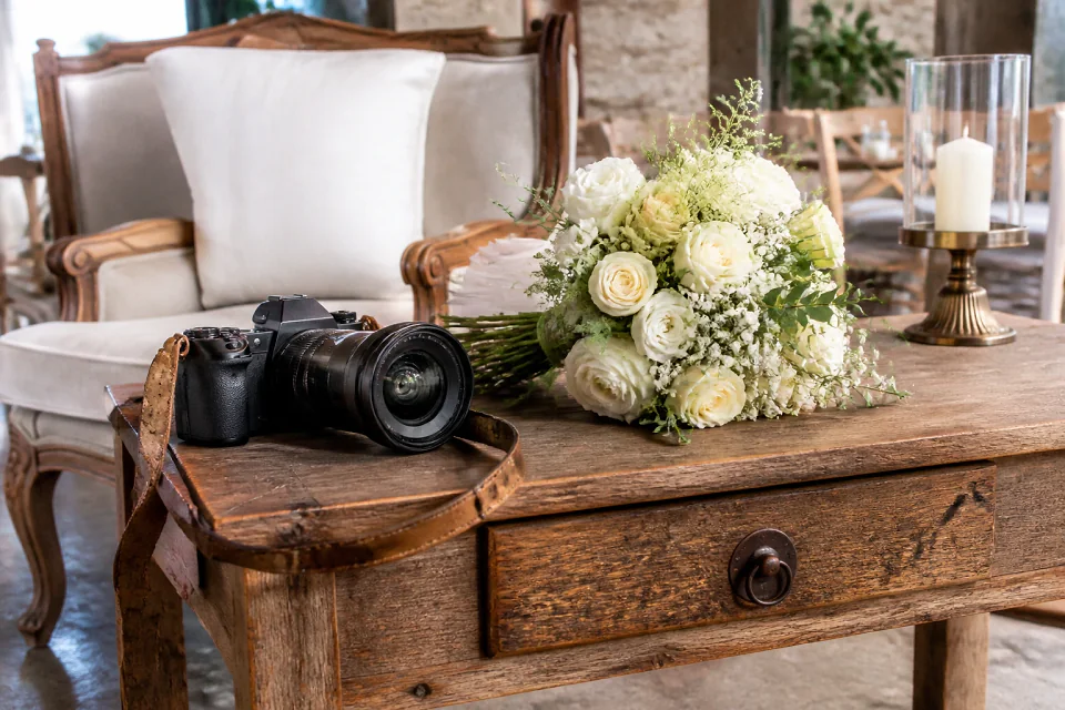 Appareil photo et accessoires de reportage de mariage — illustration générée par IA