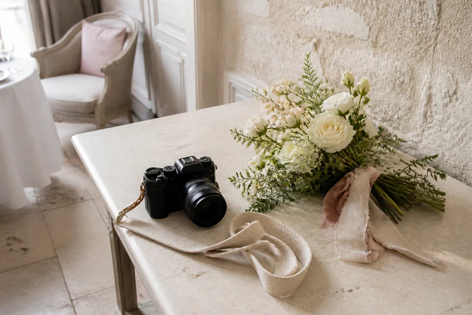 Appareil photo et accessoires de reportage de mariage — illustration générée par IA