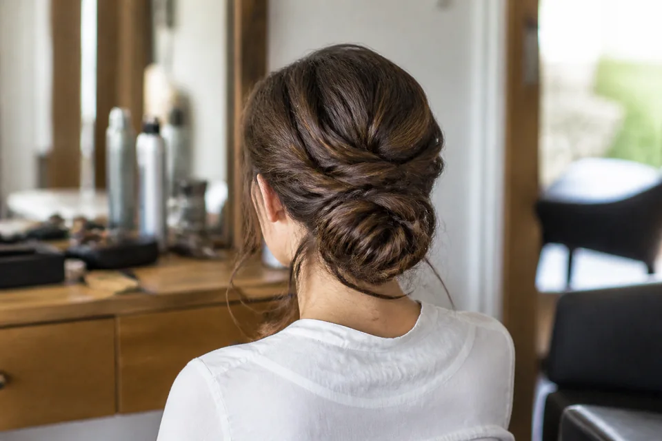 Coiffure de cérémonie vue pendant la préparation — illustration générée par IA