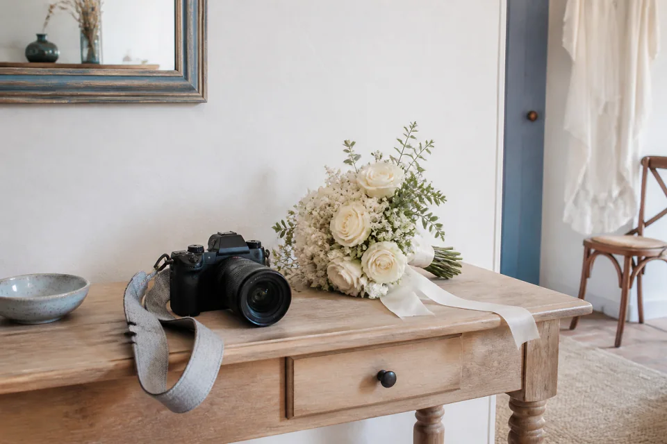 Appareil photo et accessoires de reportage de mariage — illustration générée par IA