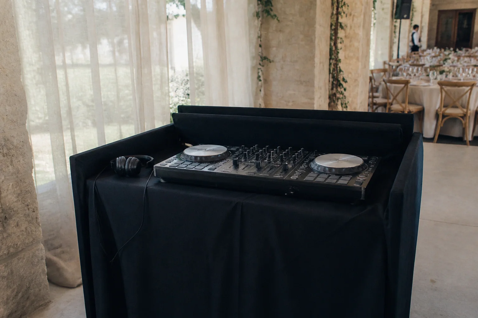 Préparation musicale d’une soirée de mariage — illustration générée par IA