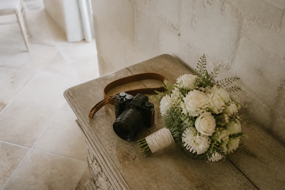 Appareil photo et accessoires de reportage de mariage — illustration générée par IA