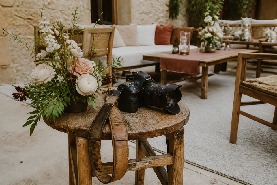 Appareil photo et accessoires de reportage de mariage — illustration générée par IA