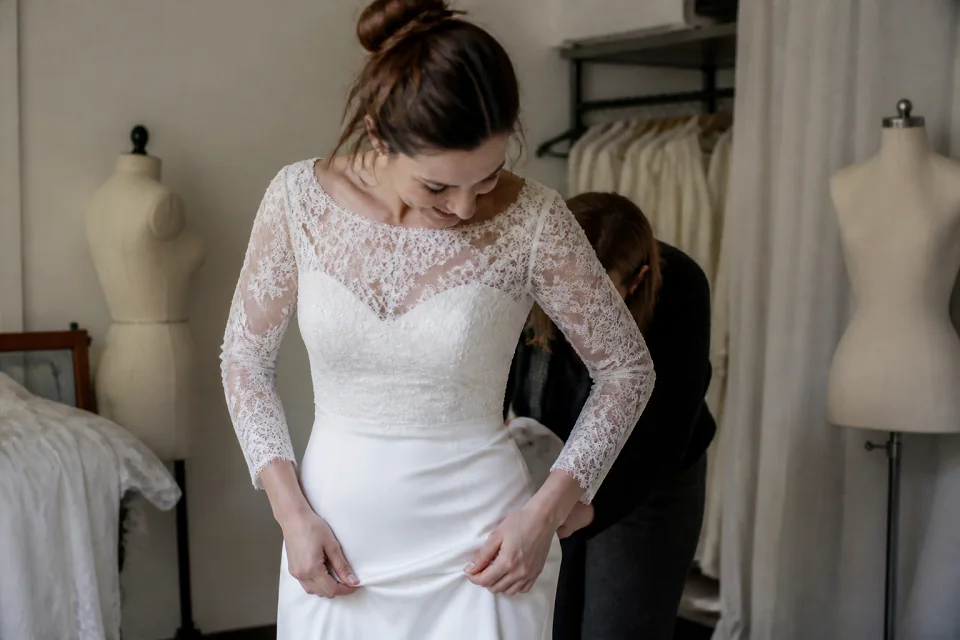 Robe de mariée dans un atelier de confection — illustration générée par IA