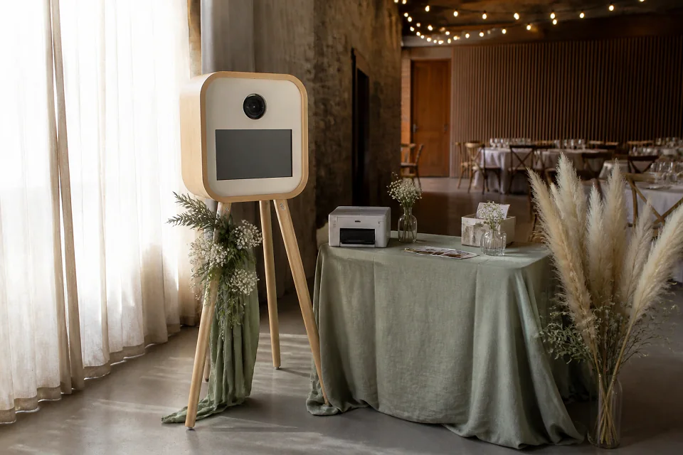Borne photo installée pour une réception de mariage — illustration générée par IA